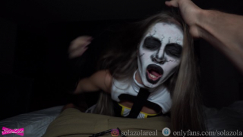 SolaZola Demon Girl Teases Xxx Halloween Head Sucker SolaZola Demon Girl Siedzi i Patrzy Jak Młody Człowiek Robi Handjob w Sypialni. Znaczący Inny Sucks Dicks to Invite Their Guests To Fuck.
