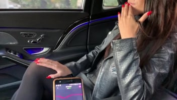 Pornhub歐洲色情片騎着陰戶在出租車上自慰 很好的不停地勾陰戶 讓你的手指粉碎穀物直到水破。
